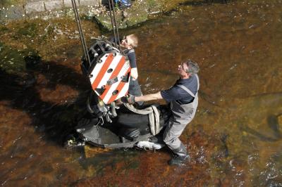 Gestohlener Roller muss mit Feuerwehrkran geborgen werden in Pforzheim-Dillweissenstein